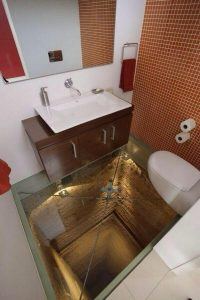 wc met glazen vloer